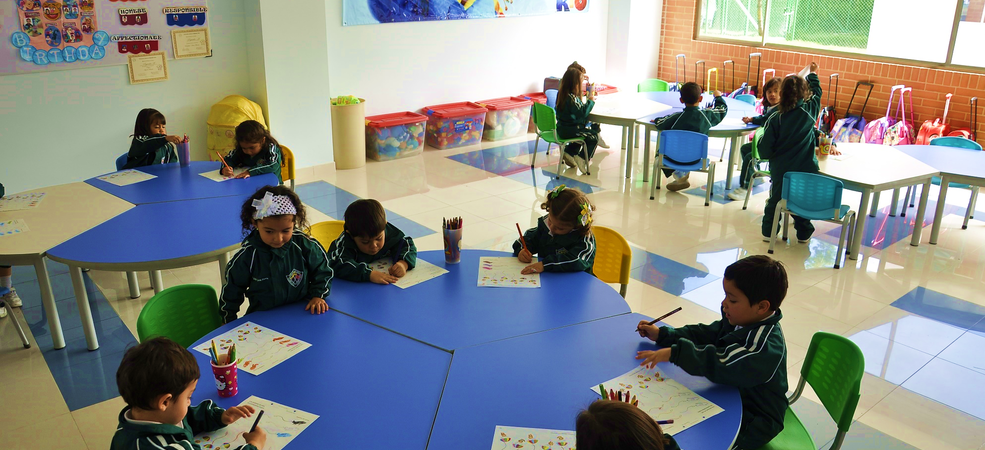 AULAS CON MUEBLES ERGONÓMICOS  DECORADAS CON ESMERO PARA FACILITAR EL APRENDIZAJE